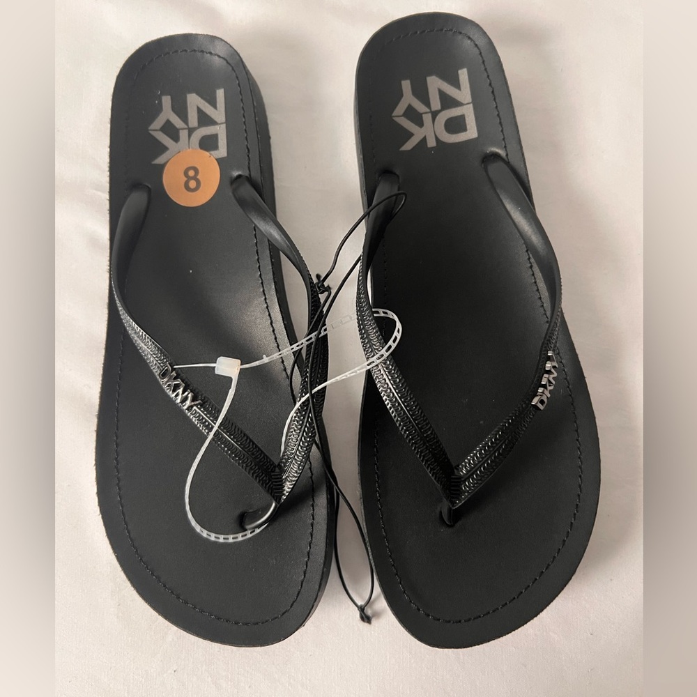 DKNY Black Women’s Summer Sandals with Thong Straps and Flat Sole 8M Brand New